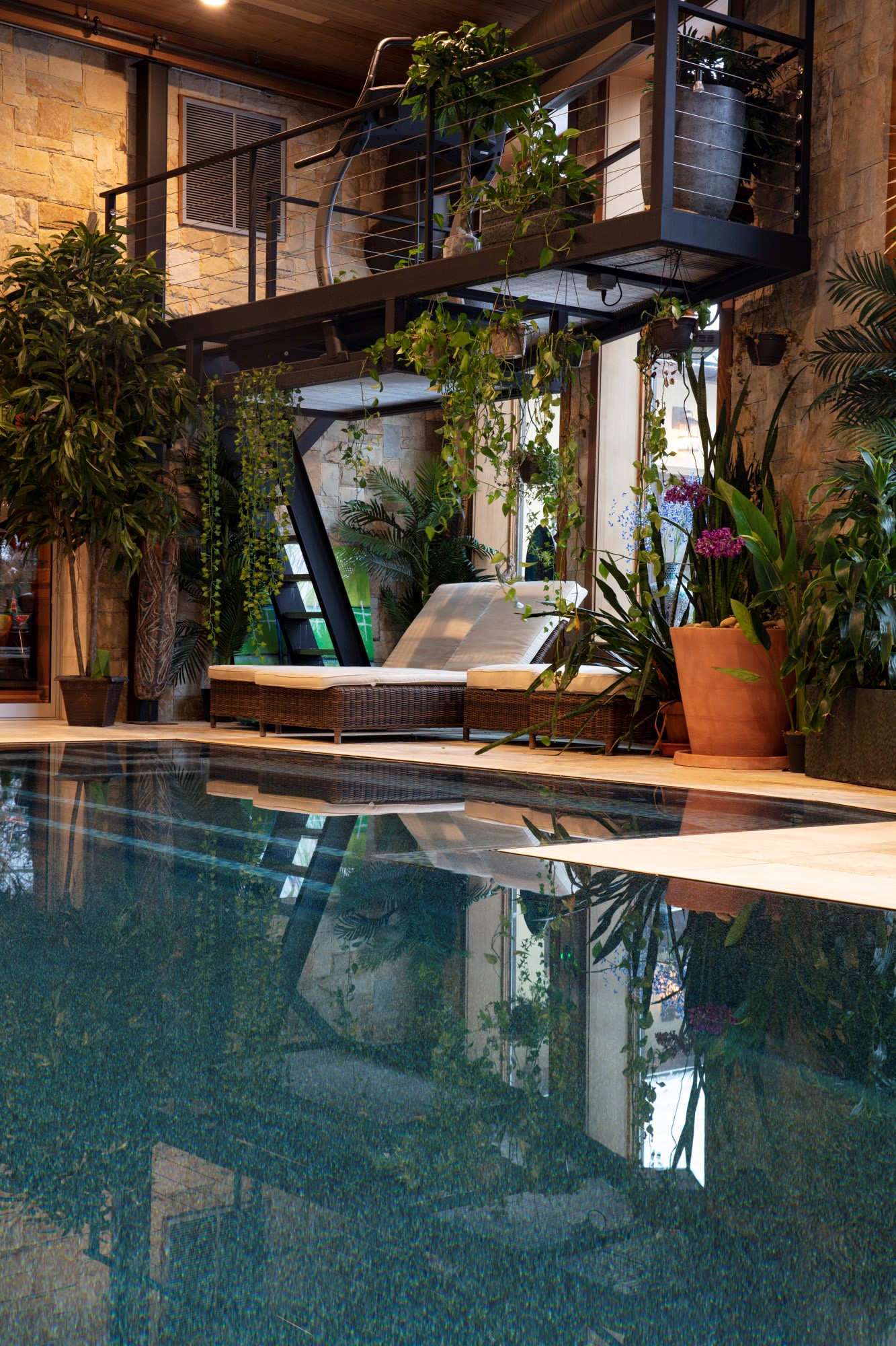 Pool side lounges under an umbrella.
