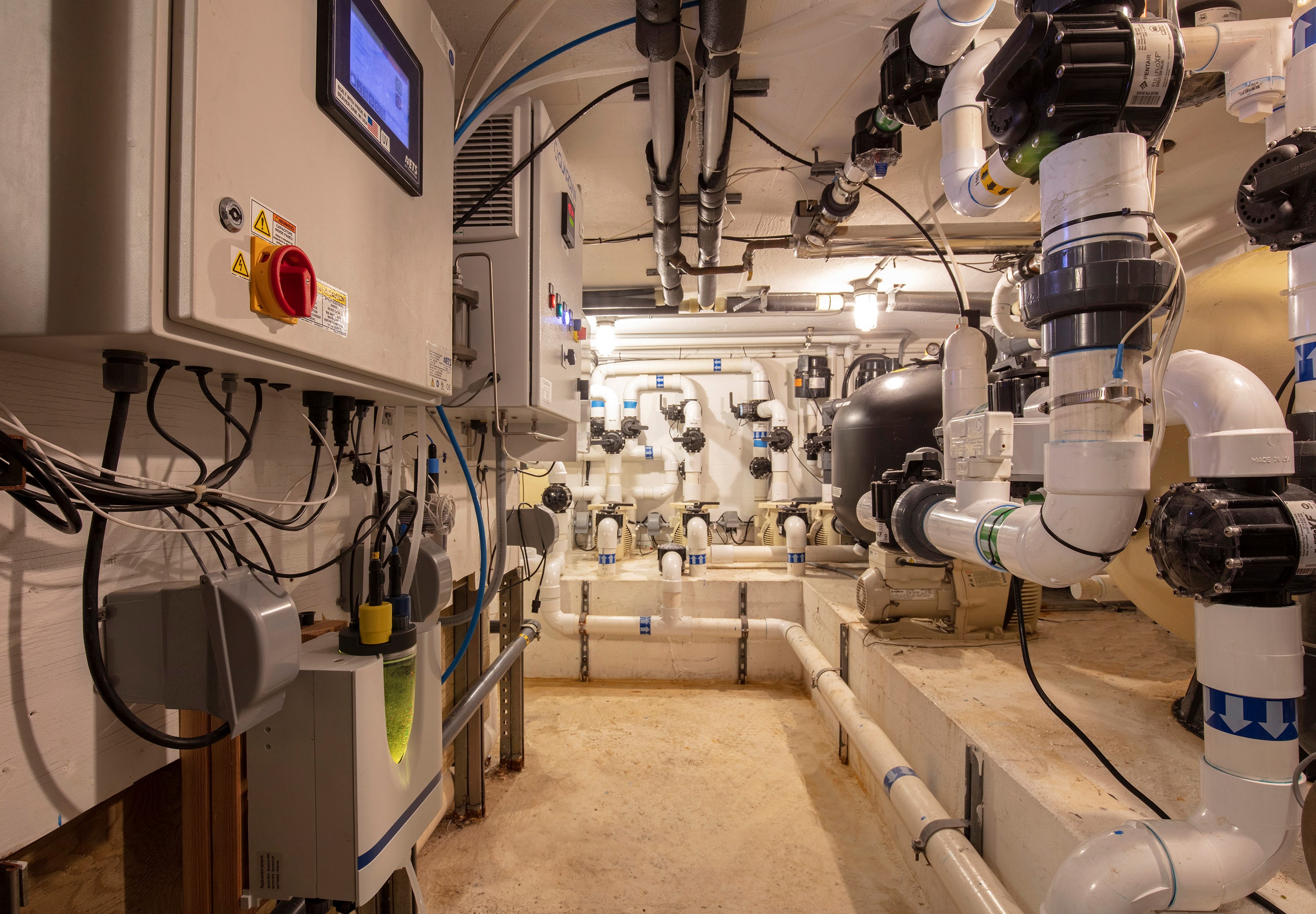 Pool system in a bunker